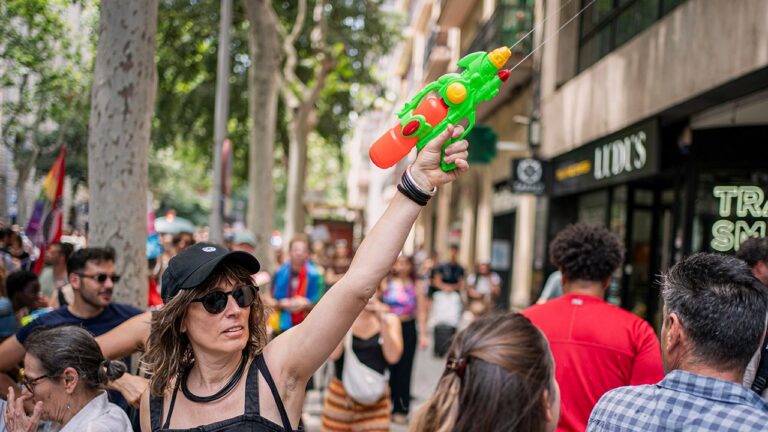 barcelona-residents-protest-tourists-with-water-guns