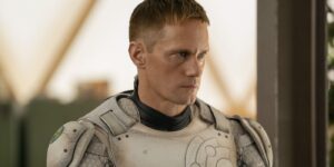 apple-tv-s-murderbot-debuts-with-perfect-score-setting-a-new-standard-in-sci-fi