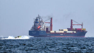 iran-s-naval-maneuvers-in-the-strait-of-hormuz-heighten-global-tensions
