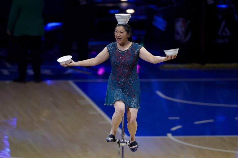 red-panda-injured-during-wnba-halftime-show-leaves-arena-in-ambulance