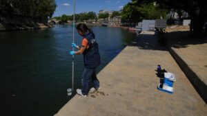 river-seine-welcomes-swimmers-after-century-long-ban
