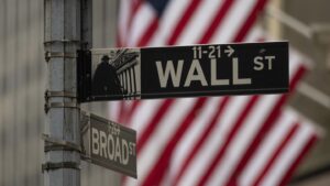 us-stocks-near-record-highs-amid-economic-uncertainty